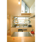 作業スペースはステンレスでスッキリした印象に