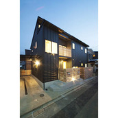 部屋の灯りが外壁とのコントラストに