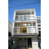 長方形のフォルムが印象的な外観