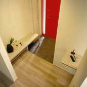 真っ赤なドアが家族を出迎える玄関スペース