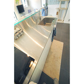 ガラスのカウンターがアクセントに