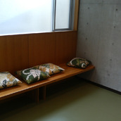 リラックスした雰囲気の待ち合いスペース