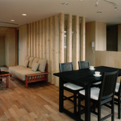 階段ホールを囲んでぐるぐると回遊できるプラン