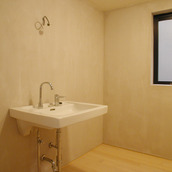 雑貨や照明を入れて行くのが楽しみなシンプルな洗面スペース