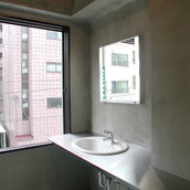 躯体現しの壁と天井にステンレスがマッチする洗面台躯体現しの壁と天井にステンレスがマッチする洗面台