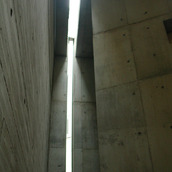 印象的な光と影を生み出す細長いトップライトとハイサイドライト