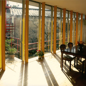 鮮やかな黄色の柱が楽しい屋外の雰囲気を感じられるLDK