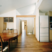 ナラの無垢フローリングにパルプ繊維のクロスの天井など健康に配慮した仕上げの室内