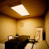 部屋ごとに様々な床の間を楽しめる織部床の和室