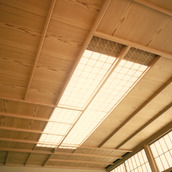 天井は障子の様な照明で器具の存在感を感じさせないデザイン