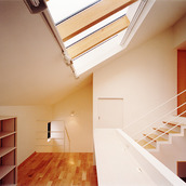 天窓からの光が注ぐ書斎