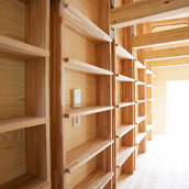 壁面いっぱいの可動棚