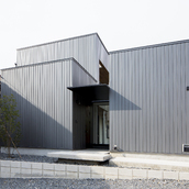 スプリット構成された建物によく似合うガルバリウム外壁