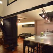 埋め込み照明を控えることで、柔らかみのある光を演じるダウン照明