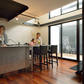 ステンレスカラーのキツチンと、より品のよさを感じさせる重厚感ある床材