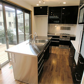 シックな色調でまとめた特注キッチン