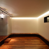 間接照明と天井壁からの照明がムード漂うマルチルーム