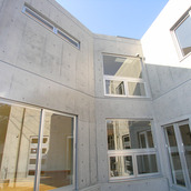 庭を囲むコンクリート外壁