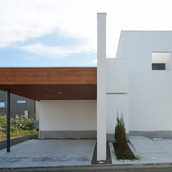 木材と白塗装のバランスが際立つ、直線で構成された外観