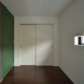 グリーンの扉と相性のよいグレーの壁