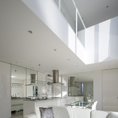 真っ白な空間とステンレスカラーがより清潔感を感じるキッチン