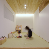 シンプルナチュラルな空間に縁のない畳を使用した和室