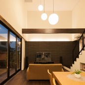 間接照明付きタイル壁が、隣の和室までつながるリビング