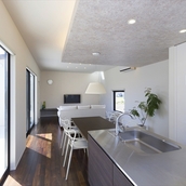 大きな窓から光を浴びるキッチン