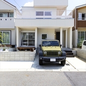 海沿いの別荘のような明るい外観