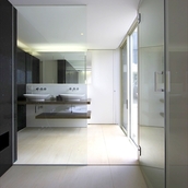 ミラーとガラスによる奥行きある空間