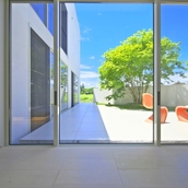 中庭のカラーを引き出す玄関窓