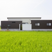 緑の中に佇む平屋