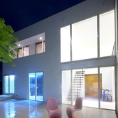 室内から溢れる光で明るい中庭