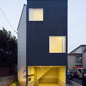 ライトが照らし出すシンプルな外観