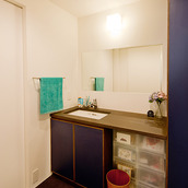 積層の天板がやさしい雰囲気の洗面台