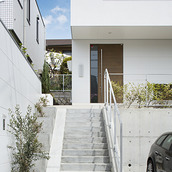 駐車場脇をあがる玄関アプローチ