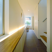 玄関から中庭へ視線が抜ける