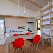 シンプルなキッチンセットと造作棚の組み合わせ