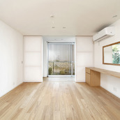 夏は窓を開けたまま休めるように、防犯面を考慮したアルミの格子扉付きの縁側の窓