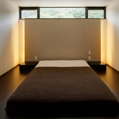 日中はハイサイド窓から緑と青空を望め、夜は夜空を満喫できるとても贅沢な寝室