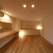 白と白木でまとめたシンプルで上品な空間に、間接照明が大人の雰囲気をプラスする寝室