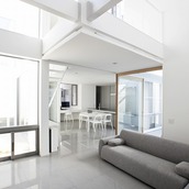 トップライトから象徴的な光が降り注ぎ、時間の移ろいを感じさせるＬＤＫ