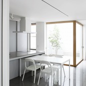 庭と密接につながり、やわらかい光でいつも満たされているダイニングキッチン