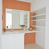 おしゃれなモザイクタイルの洗面カウンター