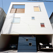 シンプルなモノトーンの外観