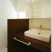 落ち着いた木目調の洗面台