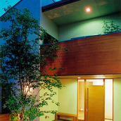 木の質感がやわらかな表情を作る夜の中庭