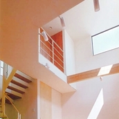 ハイサイドライトのある吹き抜けを見上げる