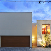 箱型の形状の中に大きなＦＩＸ窓を外観のアクセントとして、室内の様子も垣間見える外観