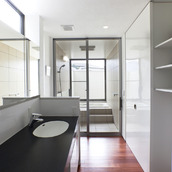 ガラスの見せ方ひとつで大空間が広がる、リゾートホテルのような浴室